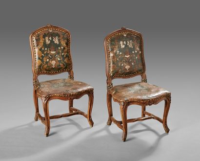 Paire de chaises en bois naturel mouluré...