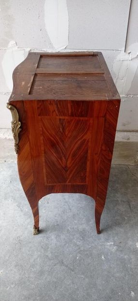 Petite commode d'entre-deux, galbée en façade,...