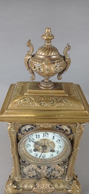 Pendule borne en bronze doré. 

Chaque face...