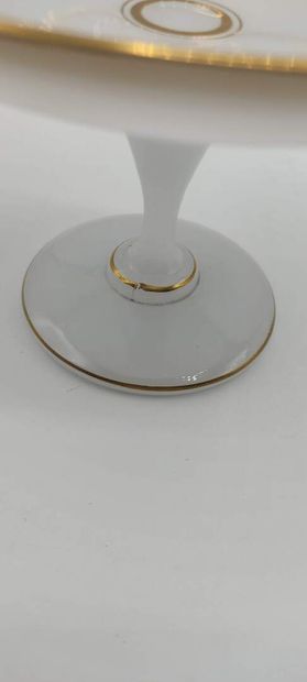 Paire de baguiers en opaline blanche de forme...