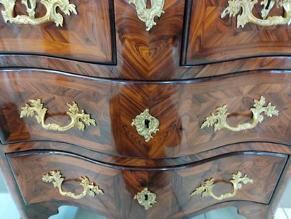 Commode à beau galbe en façade en placage...