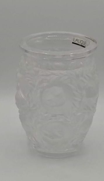 LALIQUE, France. 

Vase en cristal moulé-pressé.

Décor...