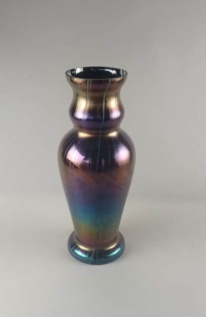 Vase balustre en verre irisé à décor de filets.

A...