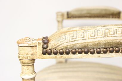 Paire de fauteuils en bois réchampi à décor...