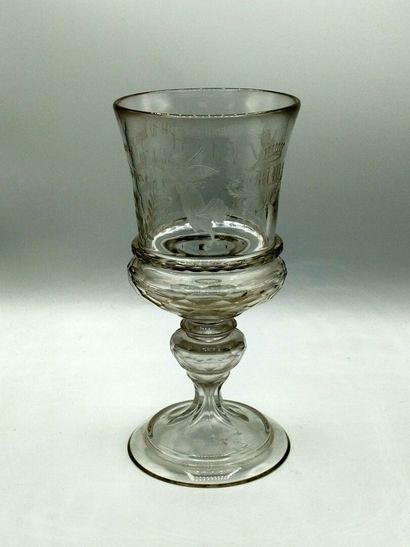 POLOGNE

Grand verre gravé et facetté à décor...
