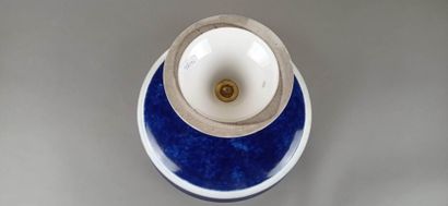 SEVRES

Coupe en porcelaine bleue poudrée.

Datée...