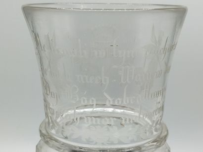POLOGNE

Grand verre gravé et facetté à décor...