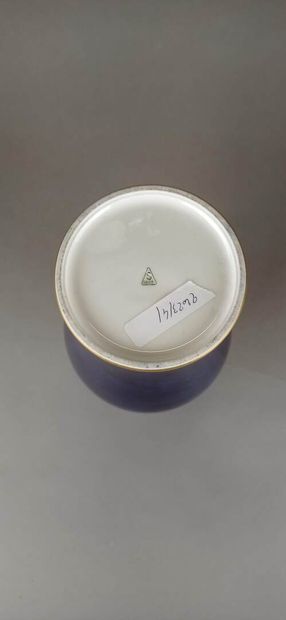 SEVRES

Vase balustre en porcelaine bleue...