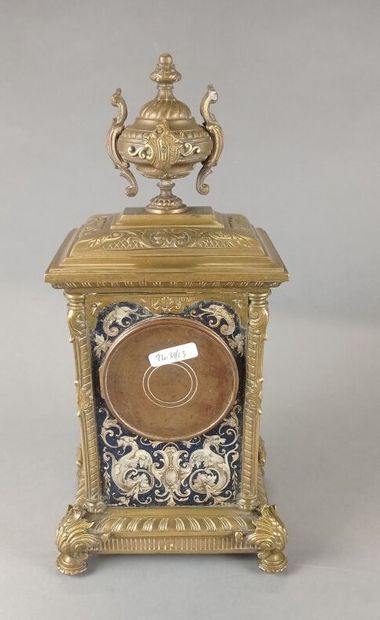 Pendule borne en bronze doré. 

Chaque face...
