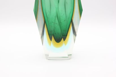 MURANO,

Vase de forme tronconique à facettes...