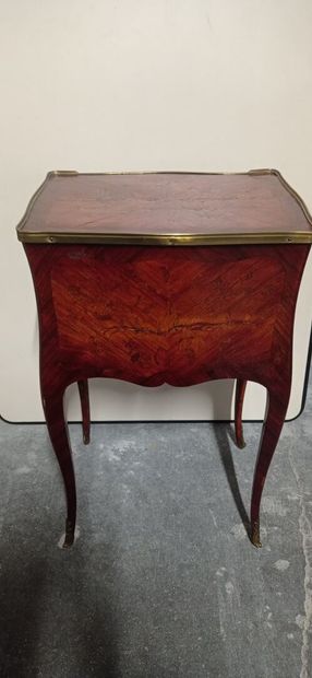 Table de salon, toute face en bois de placage....