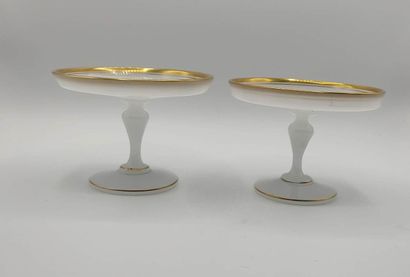 Paire de baguiers en opaline blanche de forme...