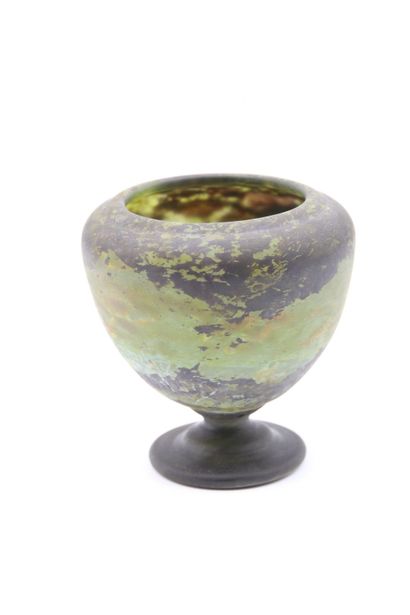 DAUM, Nancy.

Vase en verre marmoréen vert,...