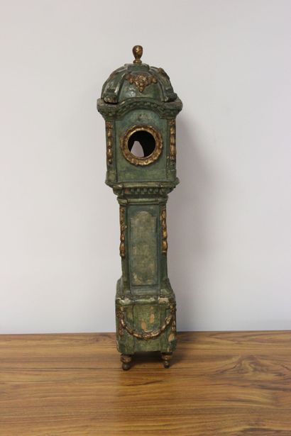 Curieux porte-montre en bois rechampi.

Il...