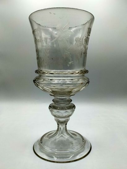 POLOGNE

Grand verre gravé et facetté à décor...