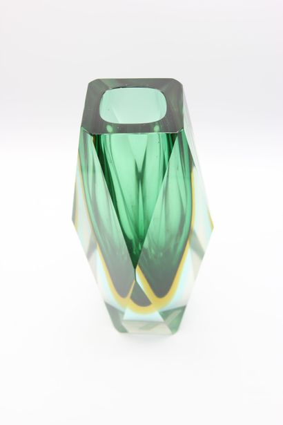 MURANO,

Vase de forme tronconique à facettes...