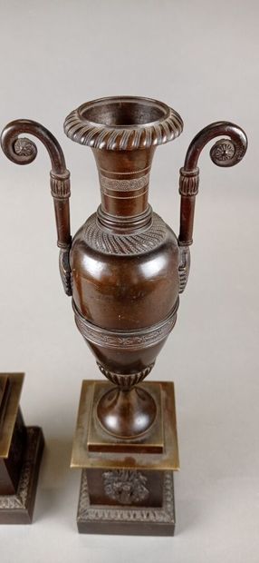 Paire de vases fuseaux en bronze à patine...