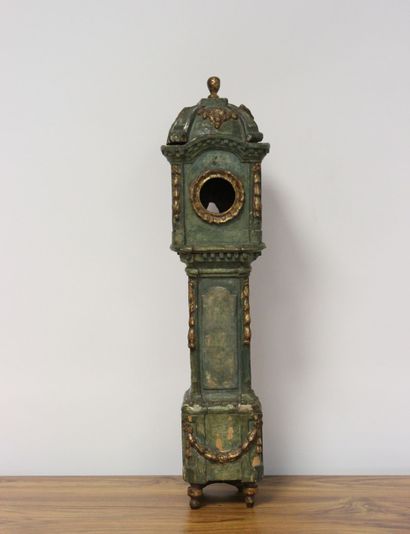 Curieux porte-montre en bois rechampi.

Il...