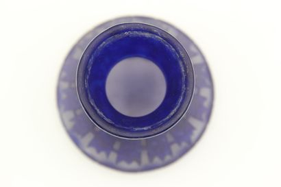 LE VERRE FRANCAIS.

Petit vase en verre marmoréen...