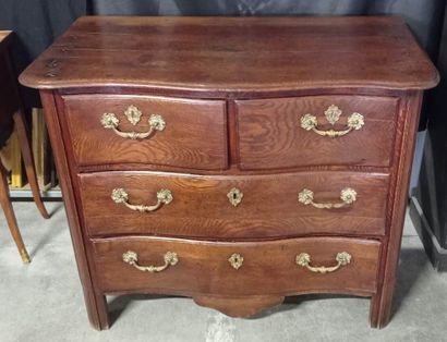 Commode en chêne à façade en arbalète.

Ouvre...