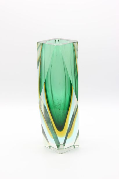 MURANO,

Vase de forme tronconique à facettes...