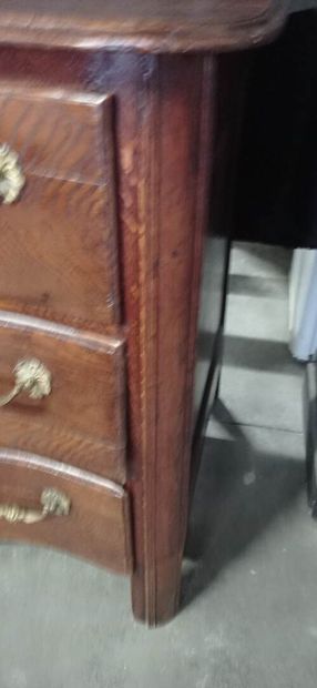Commode en chêne à façade en arbalète.

Ouvre...
