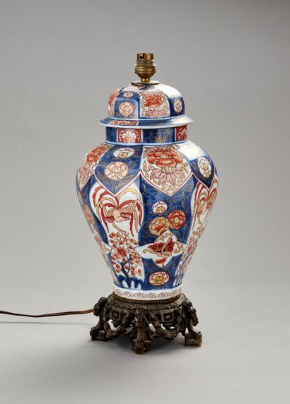 IMARI

Potiche couverte en porcelaine polychrome,...