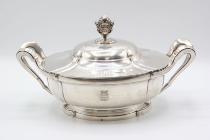 Covered vegetable dish and its lining in...