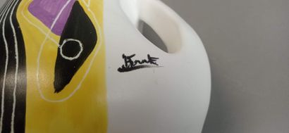 VALLAURIS

Vase à deux anses en céramique...