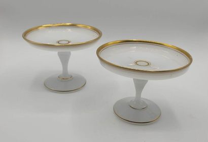 Paire de baguiers en opaline blanche de forme...