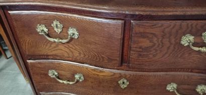 Commode en chêne à façade en arbalète.

Ouvre...