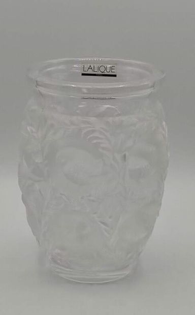 LALIQUE, France. 

Vase en cristal moulé-pressé.

Décor...