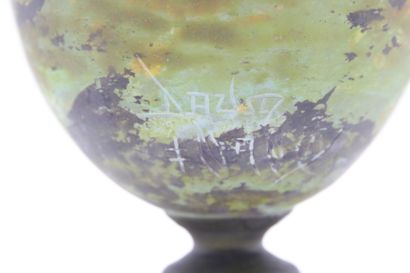 DAUM, Nancy.

Vase en verre marmoréen vert,...