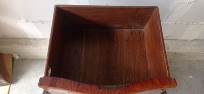 Petite commode d'entre-deux, galbée en façade,...