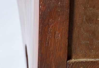 Petite commode d'entre-deux, galbée en façade,...