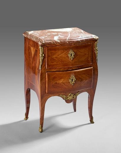 Petite commode d'entre-deux, galbée en façade,...