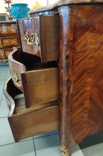 Commode à beau galbe en façade en placage...