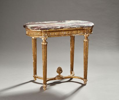 Middle table in gilded and carved wood.

Belt...