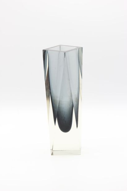 MURANO,

Vase de forme carrée en verre noir...