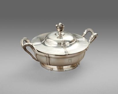 Covered vegetable dish and its lining in...
