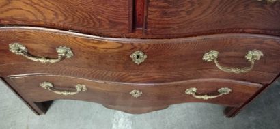 Commode en chêne à façade en arbalète.

Ouvre...