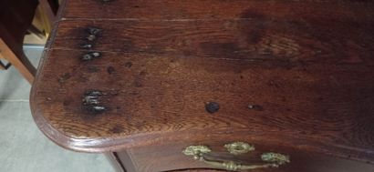 Commode en chêne à façade en arbalète.

Ouvre...