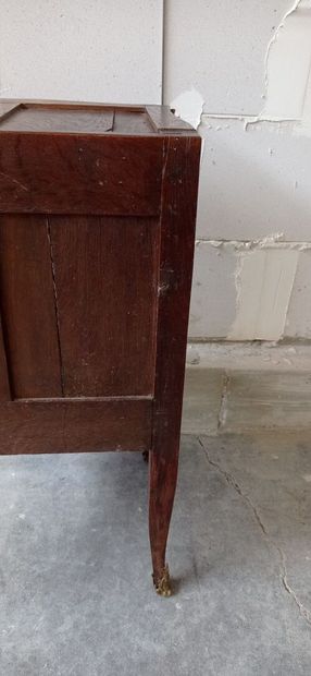 Petite commode d'entre-deux, galbée en façade,...