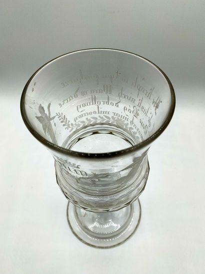 POLOGNE

Grand verre gravé et facetté à décor...