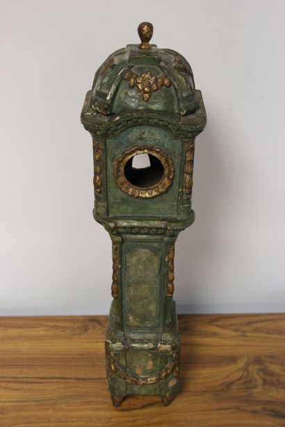Curieux porte-montre en bois rechampi.

Il...