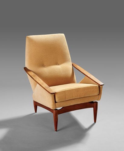 Curieux fauteuil à haut dossier.

Longs accotoirs...