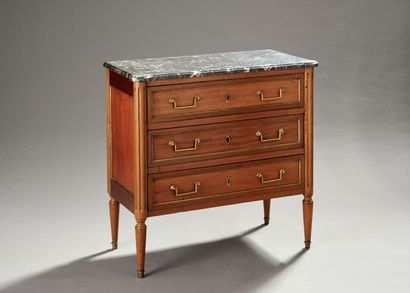 Commode d'entre deux en acajou et placage...