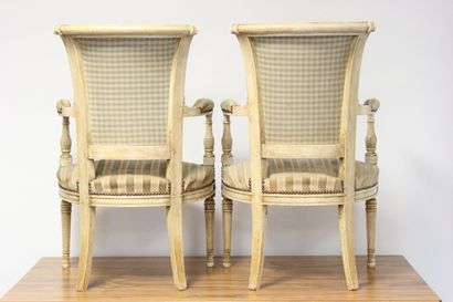 Paire de fauteuils en bois réchampi à décor...