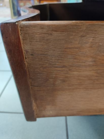 Commode à beau galbe en façade en placage...