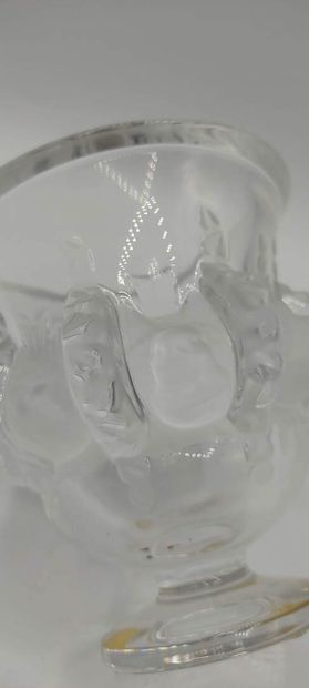 LALIQUE, France. 

Vase, modèle DAMPIERRE...